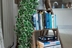 Interior - Bryn Bach: Romantic 1-Bed Cottage with Hot Tub in Llanfaelog | Managed by Anglesey Holiday Lettings (Ty Croes)