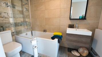 Combined shower/bathtub, hair dryer, towels