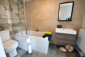Combined shower/bathtub, hair dryer, towels