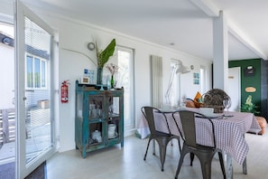 Bryn Bach, pet-friendly one-bedroom rural hideaway with wood-fired hot tub and private patio in Llanfaelog, Anglesey - Bryn Bach: Pet-friendly cottage on the Isle of Anglesey (Ty Croes)