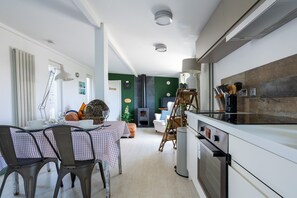 Microwave, oven, dishwasher, cookware/dishes/utensils - Bryn Bach: Romantic 1-Bed Cottage with Hot Tub in Llanfaelog | Managed by Anglesey Holiday Lettings (Ty Croes)