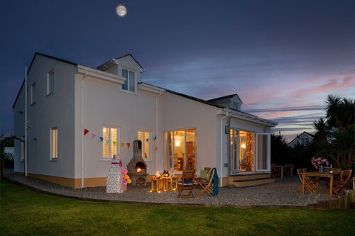 Ty Traeth: 5‑Bed Family Retreat Sleeping 10 in Rhosneigr | Managed by Anglesey Holiday Lettings