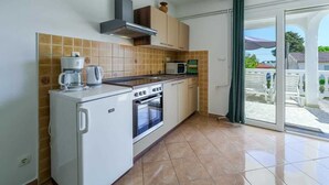 Kaffetrakter/tekoker, kjøleskap, mikrobølgeovn og ovn