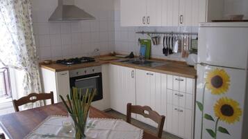 Frigorifero, microonde, piano cottura, macchina per tè/caffè