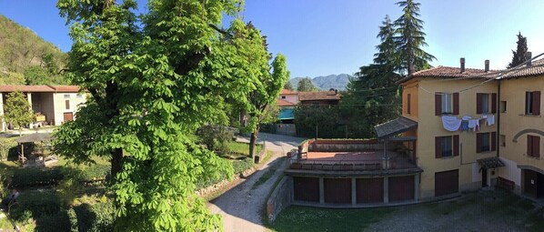 Property grounds - La Ginestra holiday home (Panico di Marzabotto)