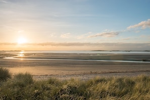 Beach - Niwl y Môr : Stylish 3‑Bed Beachfront Home with Sea Views in Rhosneigr | Managed by Anglesey Holiday (Rhosneigr)