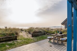 Outdoor dining - Niwl y Môr : Stylish 3‑Bed Beachfront Home with Sea Views in Rhosneigr | Managed by Anglesey Holiday (Rhosneigr)