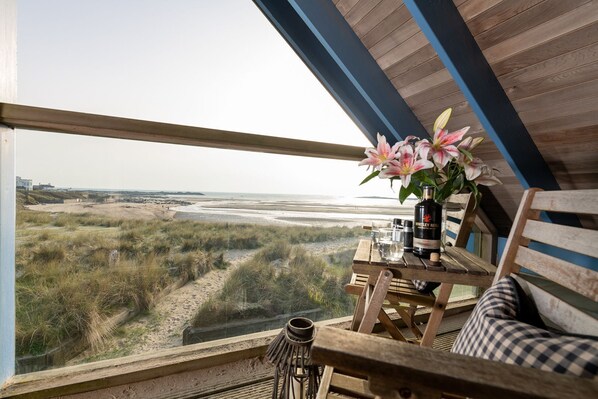 View from property - Niwl y Môr : Stylish 3‑Bed Beachfront Home with Sea Views in Rhosneigr | Managed by Anglesey Holiday (Rhosneigr)