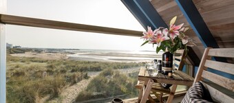 Niwl y Môr : Stylish 3‑Bed Beachfront Home with Sea Views in Rhosneigr | Managed by Anglesey Holiday