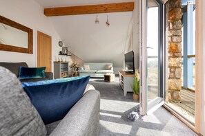 TV, DVD player - Niwl y Môr : Stylish 3‑Bed Beachfront Home with Sea Views in Rhosneigr | Managed by Anglesey Holiday (Rhosneigr)