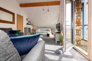 Two large sofas in the upstairs sitting room with sea views, perfect for watching sunsets and kite surfers, Rhosneigr, Anglesey - Niwl Y Mor: Beachfront Rhosneigr cottage for 6 guests (Rhosneigr)