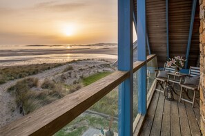 Property grounds - Niwl y Môr : Stylish 3‑Bed Beachfront Home with Sea Views in Rhosneigr | Managed by Anglesey Holiday (Rhosneigr)