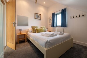 Double bedroom with comfortable bed and fresh linen, three-bedroom beachfront holiday home sleeping six in Rhosneigr, Anglesey - Niwl Y Mor: Beachfront Rhosneigr cottage for 6 guests (Rhosneigr)