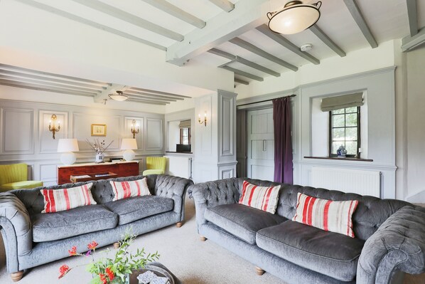 Télévision, livres, médiathèque, chaîne hi-fi