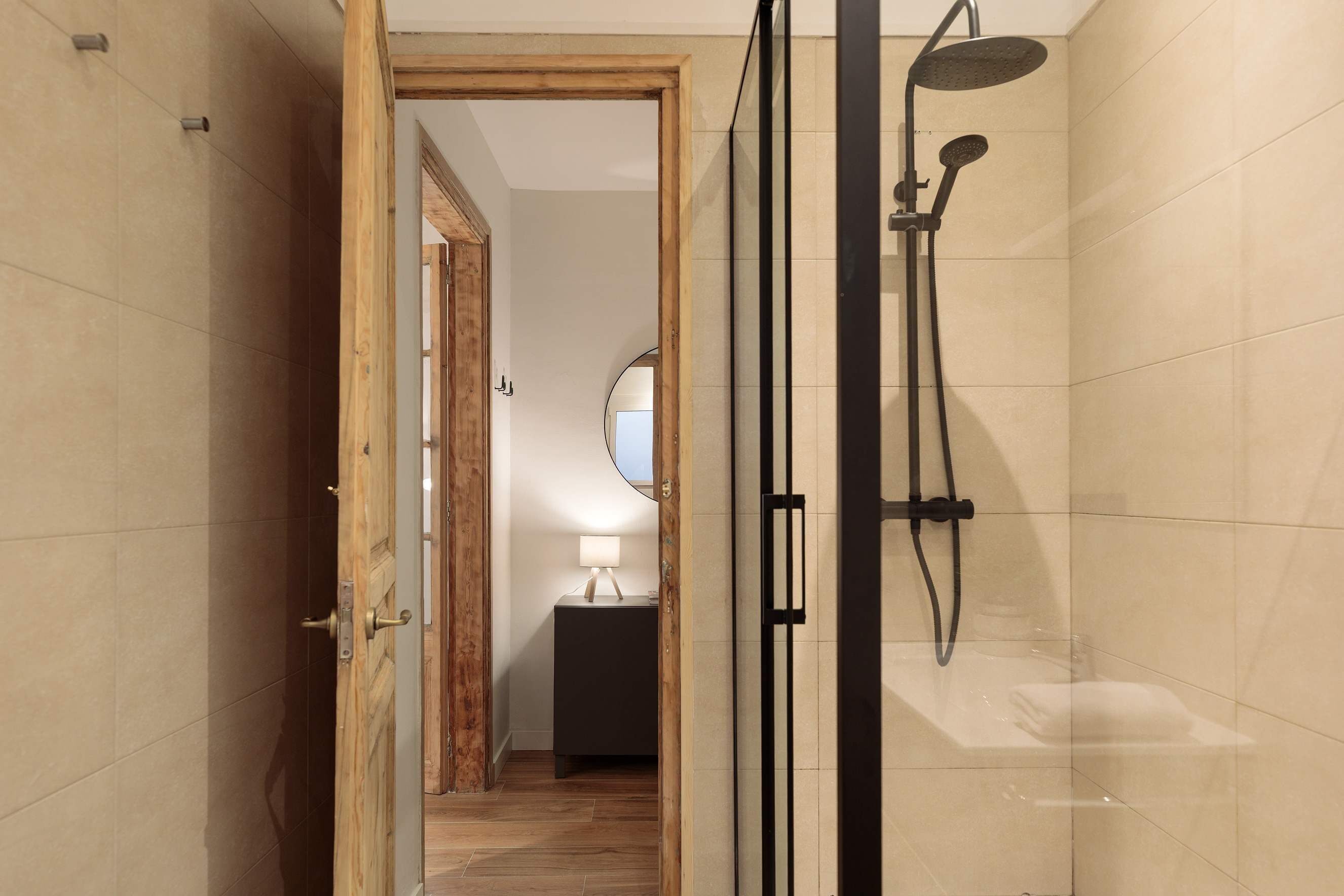 Een douche, een haardroger, handdoeken, shampoo