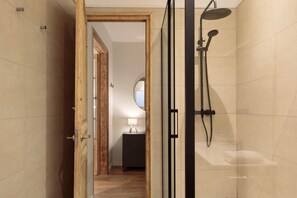 Shower, hair dryer, towels, shampoo - Ventura Plaja Camp Nou 1 (Barcelona)