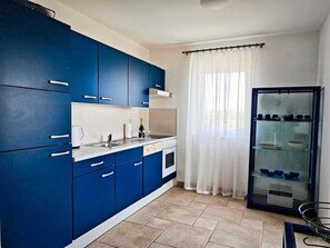 Fridge, oven, dishwasher, coffee/tea maker