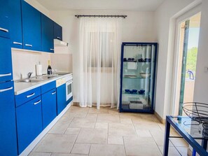 Fridge, oven, dishwasher, coffee/tea maker