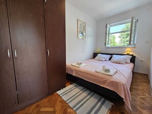 1 bedroom, free WiFi, bed sheets - Apartment Magdica close to Beach (Malinska)