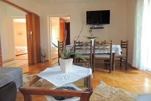 Standard-Apartment, 2 Schlafzimmer (282 - 1.kat) | Wohnbereich | Flachbildfernseher