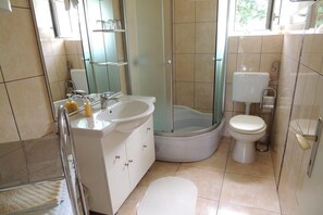 Standard Apartment, 2 Bedrooms (282 - 1.kat) | Bathroom | Towels, soap, toilet paper