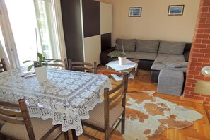 Apartemen Standar, 2 kamar tidur (282 - 1.kat) | Area keluarga | TV layar datar