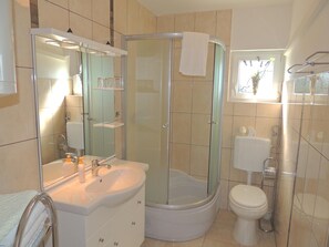 Departamento, 2 habitaciones (116 - 2.kat) | Baño | Toallas, jabón, papel de baño 