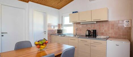 Kühlschrank, Ofen, Herdplatte, Wasserkocher mit Kaffee-/Teezubehör