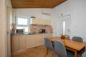 Kühlschrank, Ofen, Herdplatte, Wasserkocher mit Kaffee-/Teezubehör