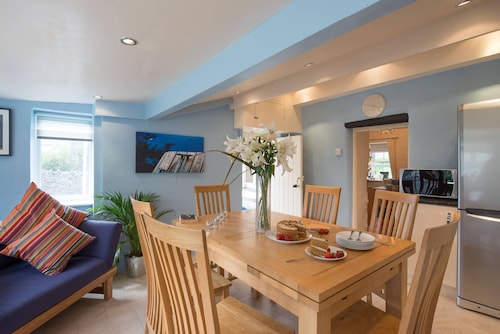 Tyn Lon: 2‑Bed Fisherman's Cottage Sleeping 4 in Rhosneigr | Managed by Anglesey Holiday Lettings