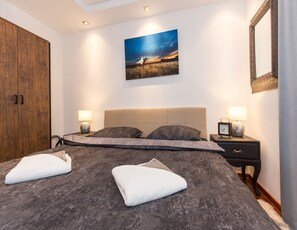 Apartamento | Cofres nos quartos, espaço de trabalho para notebook, Wi-Fi de cortesia