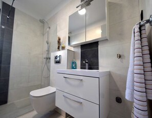 Een douche, gratis toiletartikelen, handdoeken