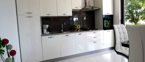 Jääkaappi, uuni, kahvin-/teenkeitin, leivänpaahdin