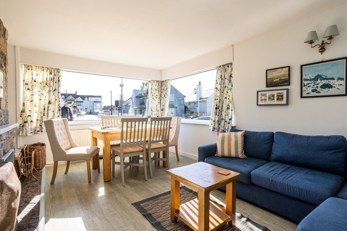 Bright lounge with sea views from the window, single-storey pet-friendly holiday bungalow 200 metres from the beach in Rhosneigr, Anglesey