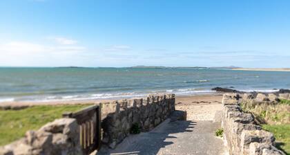 Marimar : Charming 3‑Bed Pet-Friendly Bungalow Steps from Rhosneigr Beach | Managed by Anglesey Holi