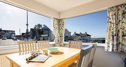 Marimar : Charming 3‑Bed Pet-Friendly Bungalow Steps from Rhosneigr Beach | Managed by Anglesey Holi