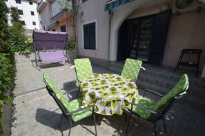 Outdoor dining - Apartment Oresic on the ground floor (Malinska)