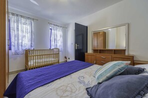 1 bedroom, free WiFi, bed sheets