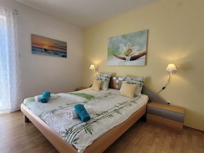 4 bedrooms, iron/ironing board, free WiFi, bed sheets - Apartment Danica with Balcony (Malinska)