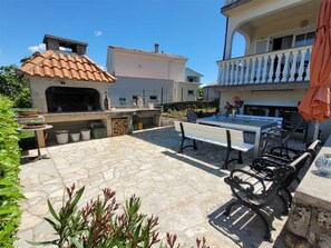 Outdoor dining - Apartment Danica with Balcony (Malinska)
