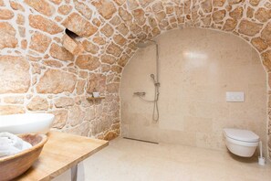Douche, sèche-cheveux, serviettes fournies