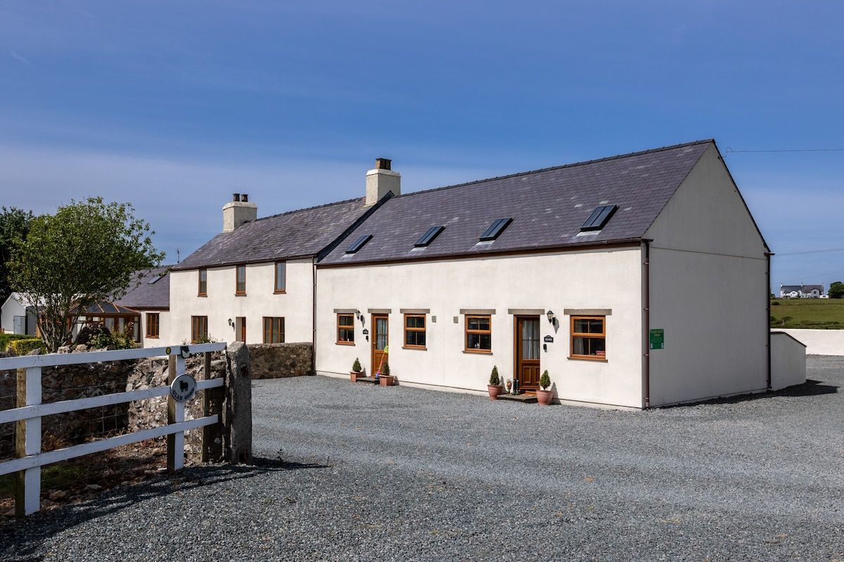 The Granary, pet-friendly two-bedroom countryside holiday cottage at Glan Gors Farm, five minutes from Rhosneigr in Bryn Du, Anglesey