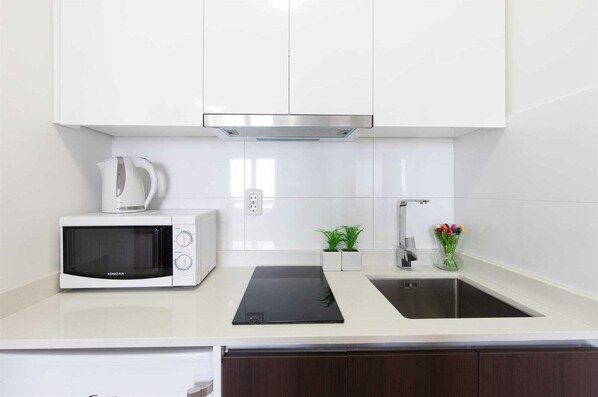 Fridge, cookware/dishes/utensils