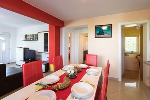 Apartment, 2 Schlafzimmer | Essbereich im Zimmer