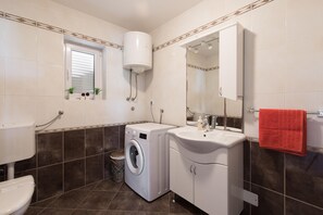 Appartement, 2 slaapkamers | Badkamer | Een douche, handdoeken, zeep, toiletpapier