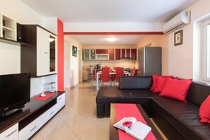 Apartment, 2 Schlafzimmer | Wohnbereich | Flachbildfernseher