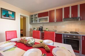 Apartment, 2 Schlafzimmer | Eigene Küche | Großer Kühlschrank, Ofen, Herdplatte