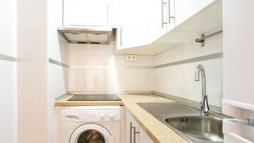 Frigorífico, microondas, placa de cocina y cafetera o tetera