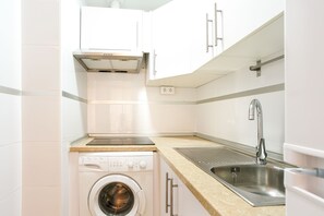 Réfrigérateur, micro-ondes, plaque de cuisson, cafetière/bouilloire