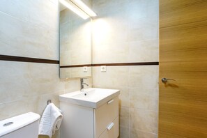 Douche, sèche-cheveux, serviettes fournies, savon